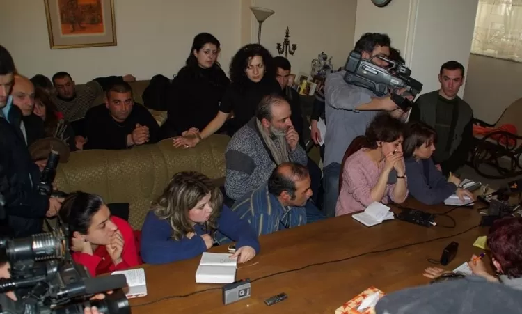 2008֊ի մարտի 1-ի առավոտյան, Լևոն Տեր-Պետրոսյանի տանը. արխիվային լուսանկարներ