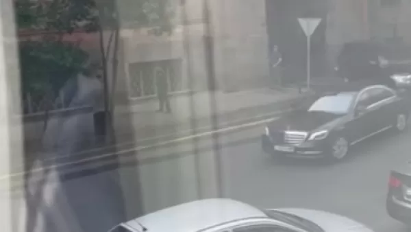 ՏԵՍԱՆՅՈՒԹ. Ինչպես է Փաշինյանին սպասարկող մեքենան դուրս գալիս կառավարության շենքից