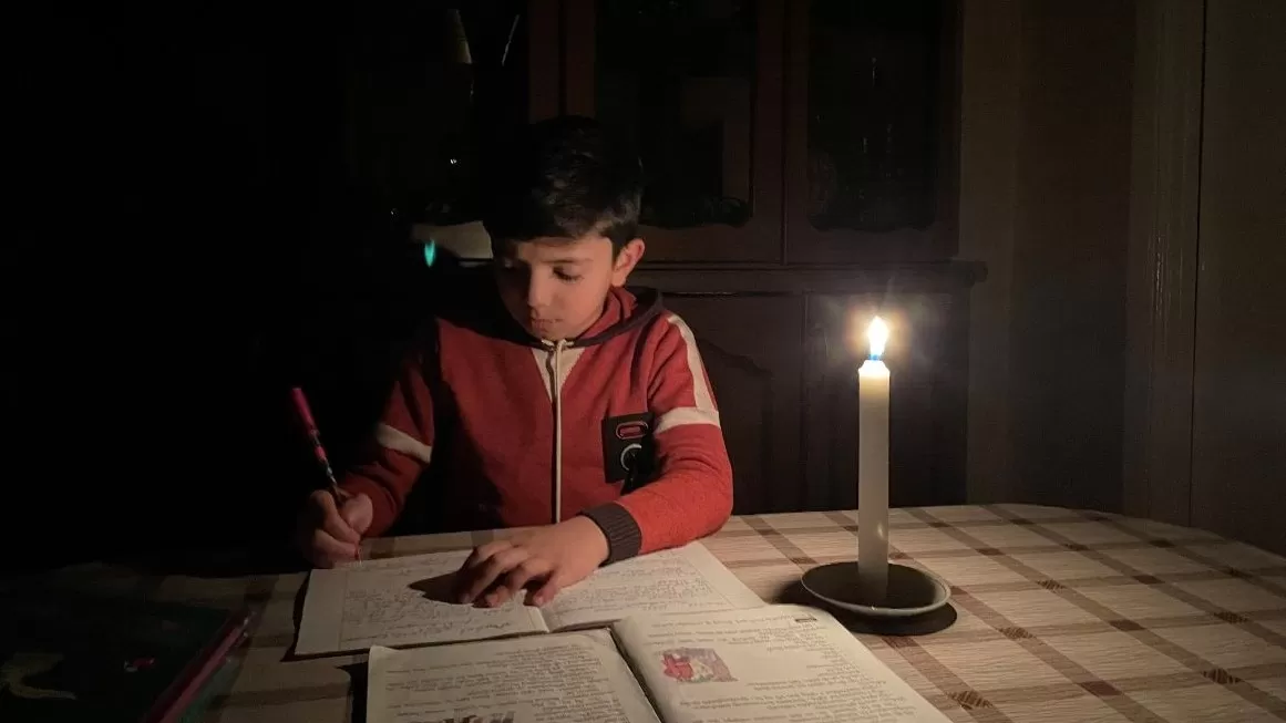 8 տարեկան արցախցին ստիպված դաս է սովորում մոմի լույսի տակ