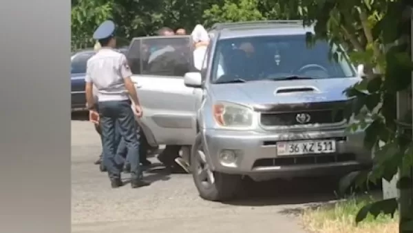 ՏԵՍԱՆՅՈՒԹ. Ոստիկանները բռնի ուժով բերման են ենթարկում «Հայաստան» դաշինքի շտաբի պետին