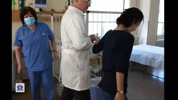 Գյումրիում դաժան ծեծի ենթարկված 13-ամյա աղջիկը բժիշկների օգնությամբ արդեն քայլում է